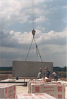 Die 1. Wand wird geliefert