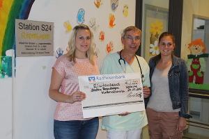 Scheck wird überreicht